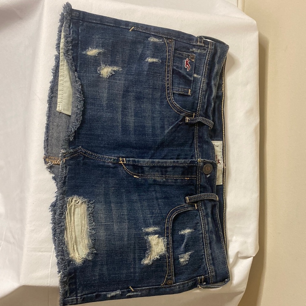 HOLLISTER California 7/28 This skirt it’s super cute and light weight